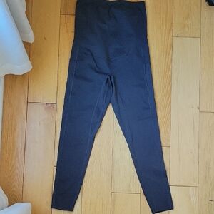 High-Waisted Gray Maternity Athletic Leggings With Pockets